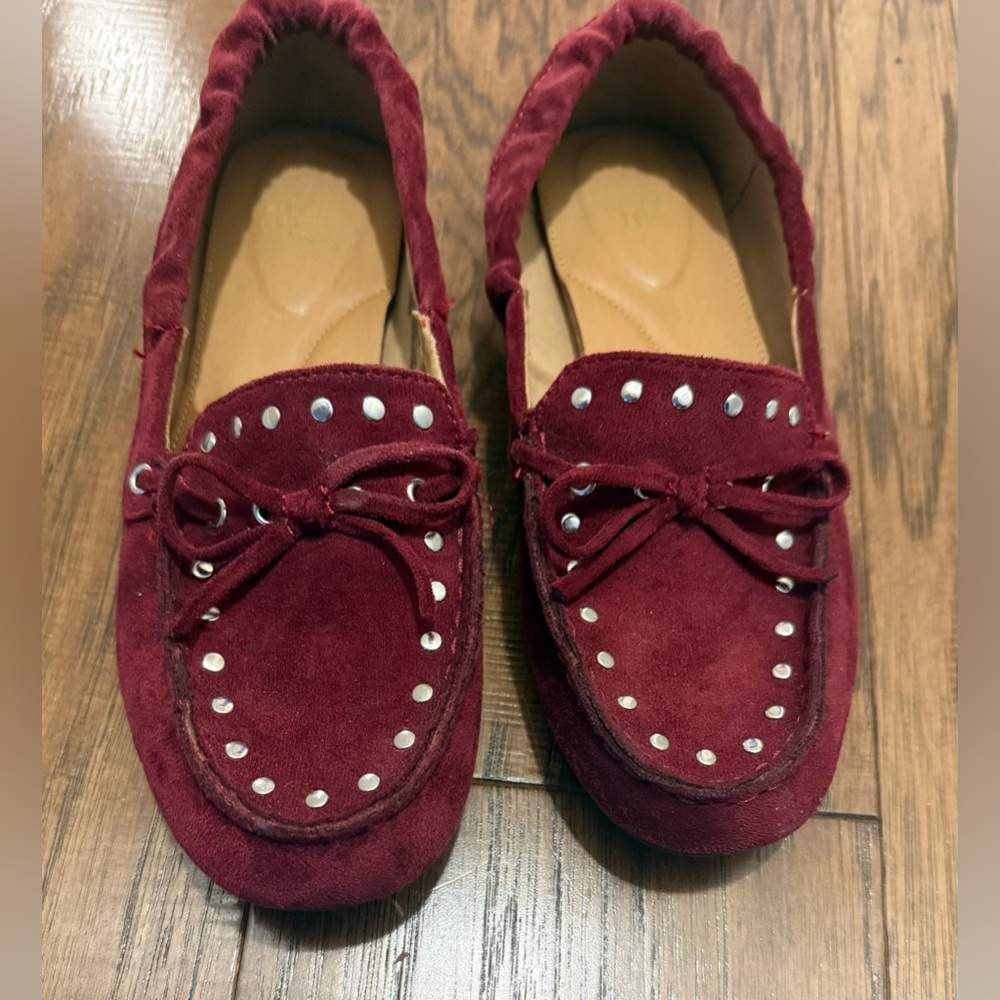 Time and Tru faux suede moccasin w/studded details, size 7